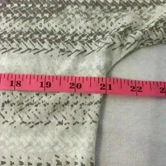 Chicos Womens Size 1 Medium Tan White Tunic Short Sleeve Top V Neck Chiffon Hem - Picture 5 of 13